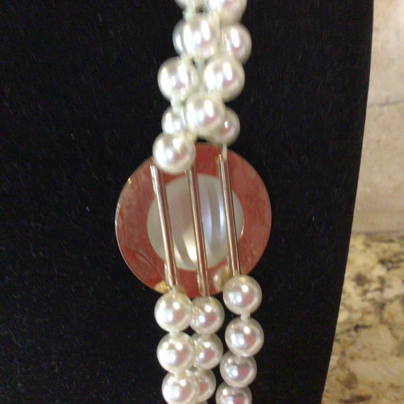 Beautiful three tier pearl necklace with a larger Pearl, surrounded by rhineston - Picture 3 of 5